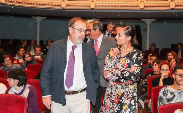 Fernando Rey, consejero de Educación, y Amaya Iglesias, directora de la Escuela Profesional de Danza de Castilla y León