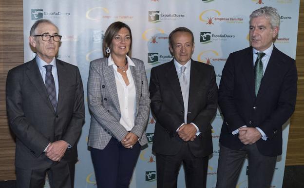 Jesús Zarzuela, Milagros Marcos, José Miguel Isidro y el director de Banca Comercial de EspañaDuero, Carlos Ranera. 