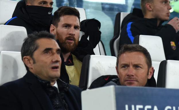 Messi, sentado en el banquillo durante el choque ante la Juventus. 