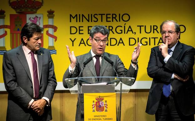 Los presidentes de Asturias y Castilla y León con el ministro de Energía en el centro.