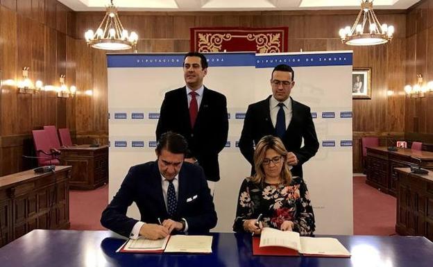 El consejero de Fomento y Medio Ambiente y la presidenta de la Diputación de Zamora firman el convenio.