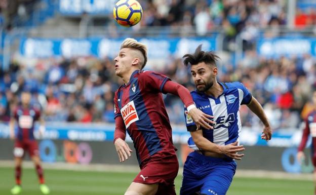 El centrocampista del Eibar Iván Alejo (i) disputa un balón con el defensa del Alavés Rubén Duarte.