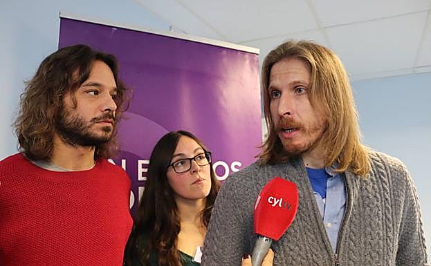 Pablo Fernández se ha acercado a Burgos a acompañar a Laura Domínguez y Miguel Vila