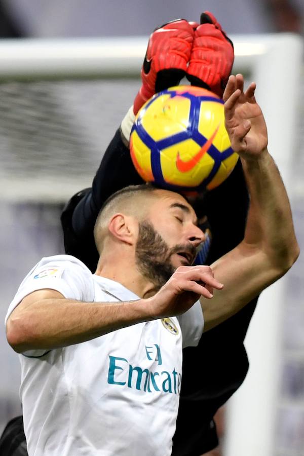 El Real Madrid venció al Málaga 3-2 en el Santiago Bernabéu. Un partido loco donde Benzema abrió la lata y Casemiro volvió a poner ventaja tras el empate de Rolan. El 'Chory' Castro volvió a poner las tablas tras un error de Kiko Casilla y Cristiano, que vio como Roberto paraba su penalti, anotaba a placer en el rechace para dar la victoria a los blancos. 