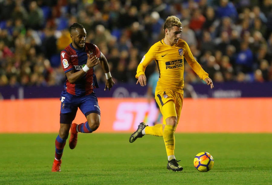 El conjunto rojiblanco venció por 5-0 en el Ciutat de València, donde no había ganado en la última década, con dobletes de Griezmann y Gameiro.