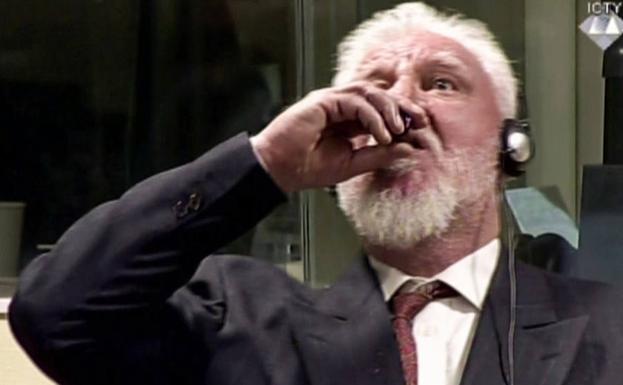 Praljak ingiere un presunto veneno. 