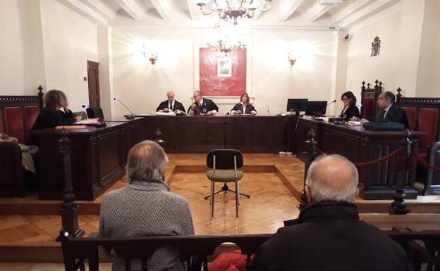 El acusado, a la izquierda, durante el juicio en la Audiencia Provincial de Zamora.