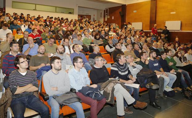 El salón de actos de La Yutera, abarrotado durante las jornadas.