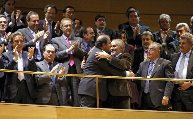 Juan Vicente Herrera, presidente de la Junta, se abraza a Demetrio Madrid tras la aprobación del nuevo Estatuto de Autonomía de Castilla y León en el Senado en el año 2007. 