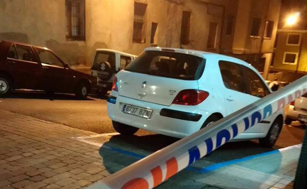 Precinto policial en la calle Ortiz de Paz de Segovia, esta tarde-noche. 