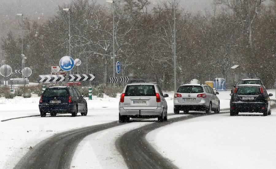 El temporal de nieve y bajas temperaturas es ya una realidad en la provincia de Segovia, donde las primeras nevadas obligan a circular con precaución.