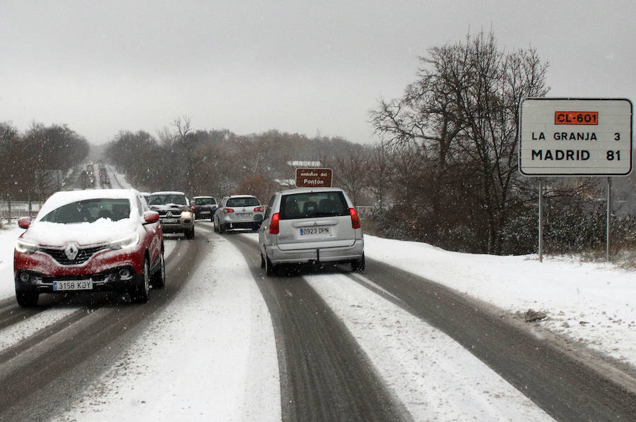 El temporal de nieve y bajas temperaturas es ya una realidad en la provincia de Segovia, donde las primeras nevadas obligan a circular con precaución.