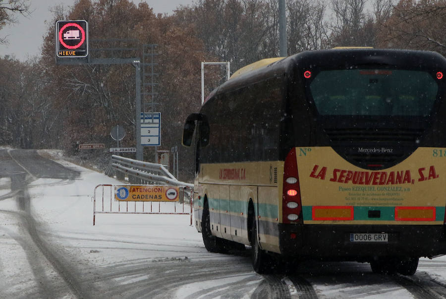 El temporal de nieve y bajas temperaturas es ya una realidad en la provincia de Segovia, donde las primeras nevadas obligan a circular con precaución.