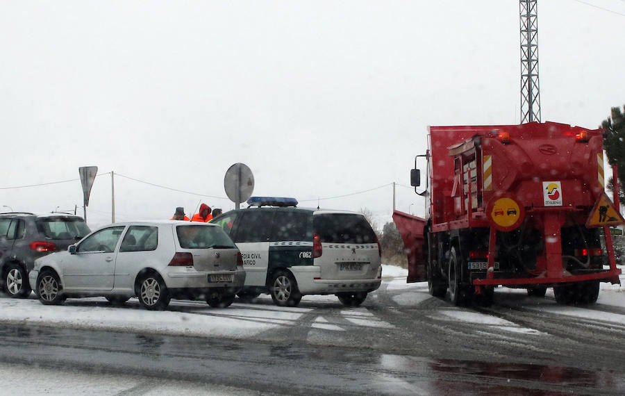 El temporal de nieve y bajas temperaturas es ya una realidad en la provincia de Segovia, donde las primeras nevadas obligan a circular con precaución.