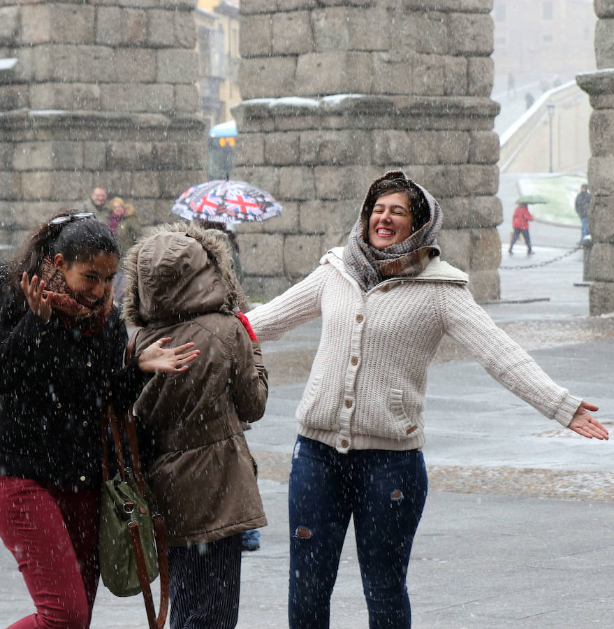 El temporal de nieve y bajas temperaturas es ya una realidad en la provincia de Segovia, donde las primeras nevadas obligan a circular con precaución.