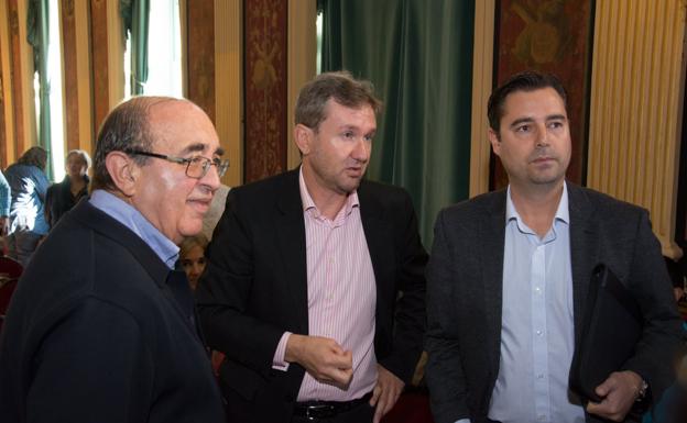 El alcalde, javier Lacalle, acompañado del portavoz del PSOE, Daniel de la Rosa, y el concejal Antonio Fernández Santos