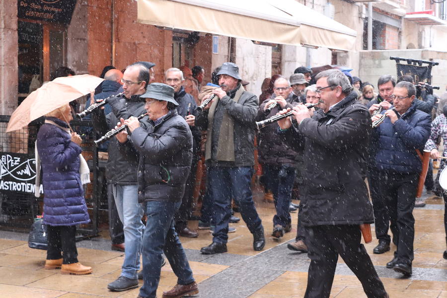 Dulzaineros de Burgos, País Vasco, Cantabria, La Rioja y Castilla y León han tomado las calles de la ciudad celebrando el Día del Dulzainero
