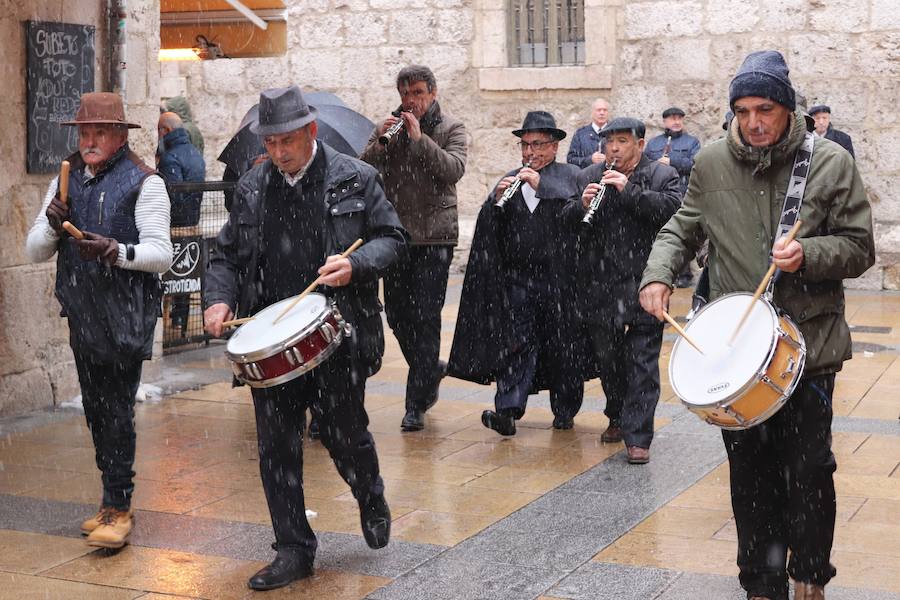 Dulzaineros de Burgos, País Vasco, Cantabria, La Rioja y Castilla y León han tomado las calles de la ciudad celebrando el Día del Dulzainero