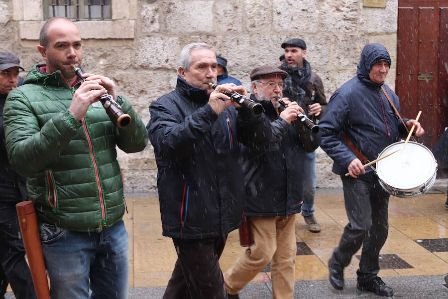 Dulzaineros de Burgos, País Vasco, Cantabria, La Rioja y Castilla y León han tomado las calles de la ciudad celebrando el Día del Dulzainero