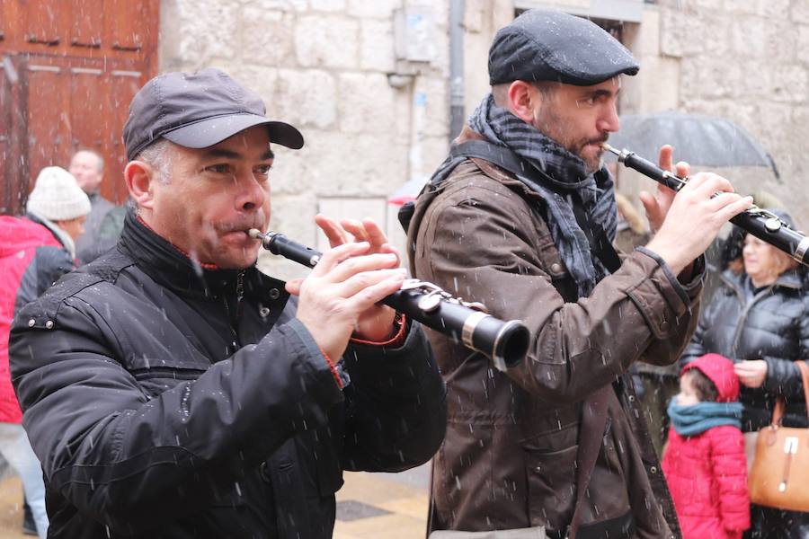 Dulzaineros de Burgos, País Vasco, Cantabria, La Rioja y Castilla y León han tomado las calles de la ciudad celebrando el Día del Dulzainero