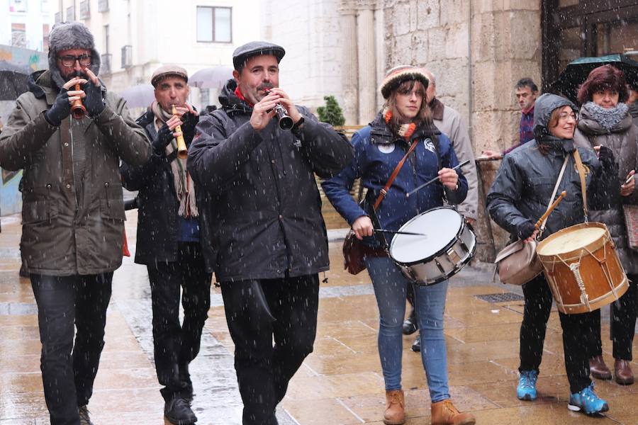 Dulzaineros de Burgos, País Vasco, Cantabria, La Rioja y Castilla y León han tomado las calles de la ciudad celebrando el Día del Dulzainero