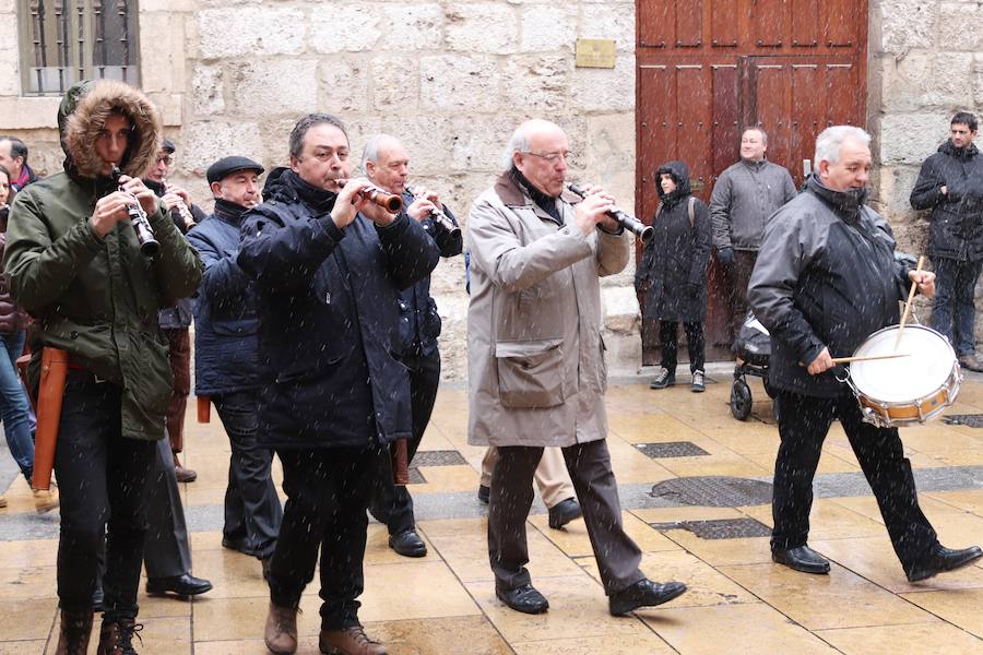 Dulzaineros de Burgos, País Vasco, Cantabria, La Rioja y Castilla y León han tomado las calles de la ciudad celebrando el Día del Dulzainero