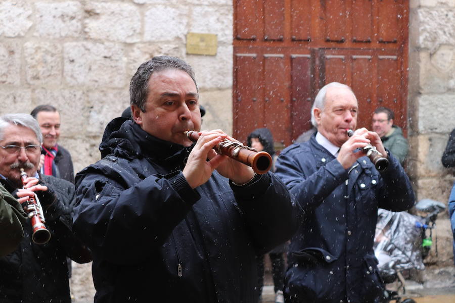 Dulzaineros de Burgos, País Vasco, Cantabria, La Rioja y Castilla y León han tomado las calles de la ciudad celebrando el Día del Dulzainero