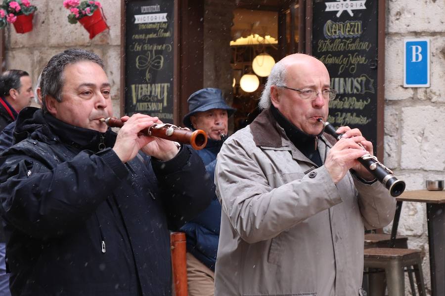 Dulzaineros de Burgos, País Vasco, Cantabria, La Rioja y Castilla y León han tomado las calles de la ciudad celebrando el Día del Dulzainero