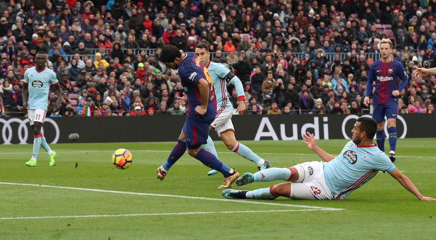 Barcelona y Celta empataron a dos en un partido loco correspondiente a la jornada 14 de Liga. Aspas adelantó al Celta a los 20 minutos pero Messi no tardó en responder marcando el empate. Suárez puso la ventaja pero Maxi Gómez, tras una genial asistencia de Aspas, anotó para poner la igualdad. 