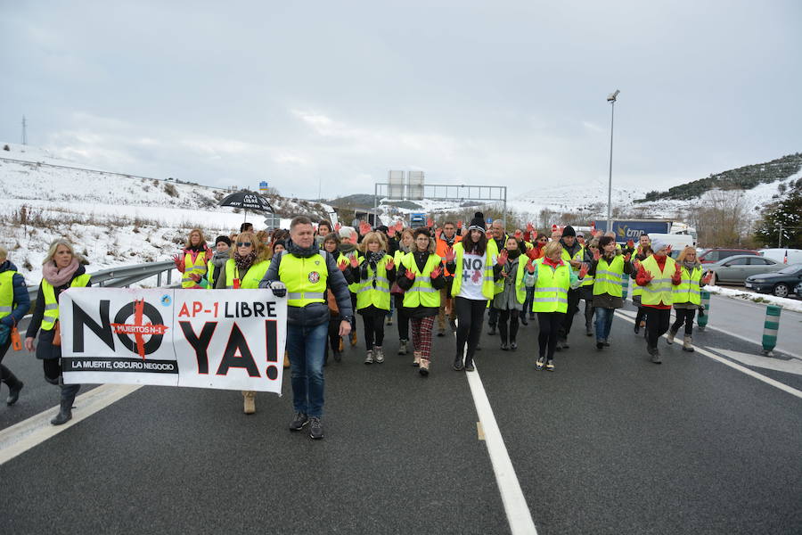 Unas 200 personas vuelven a cortar la N-I a su paso por Briviesca para reclamar una «solución definitiva» a la siniestralidad de la carretera mediante la liberalización total de la AP-1