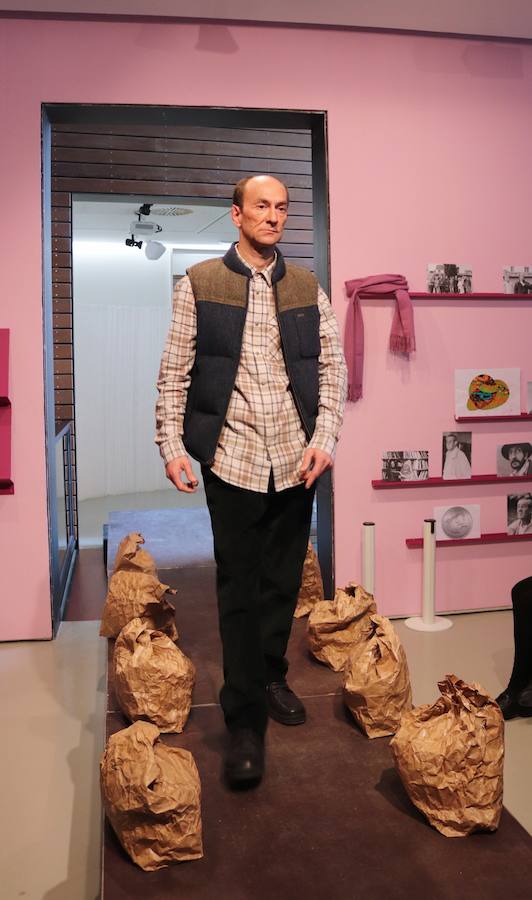 Seis alumnas de Educación Social de la UBU han organizado un desfile de ropa en el que los protagonistas han sido nueve personas sin hogar. Se trata de una metáfora, ya que para ellos las prendas de vestir es su refugio.