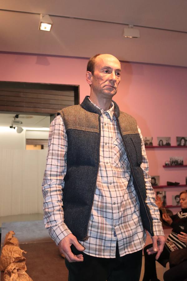 Seis alumnas de Educación Social de la UBU han organizado un desfile de ropa en el que los protagonistas han sido nueve personas sin hogar. Se trata de una metáfora, ya que para ellos las prendas de vestir es su refugio.