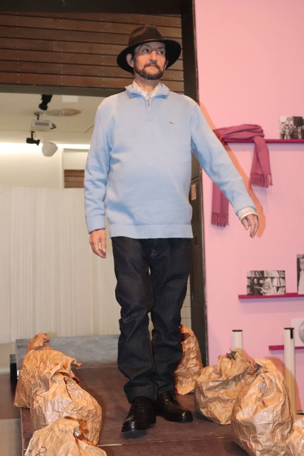 Seis alumnas de Educación Social de la UBU han organizado un desfile de ropa en el que los protagonistas han sido nueve personas sin hogar. Se trata de una metáfora, ya que para ellos las prendas de vestir es su refugio.