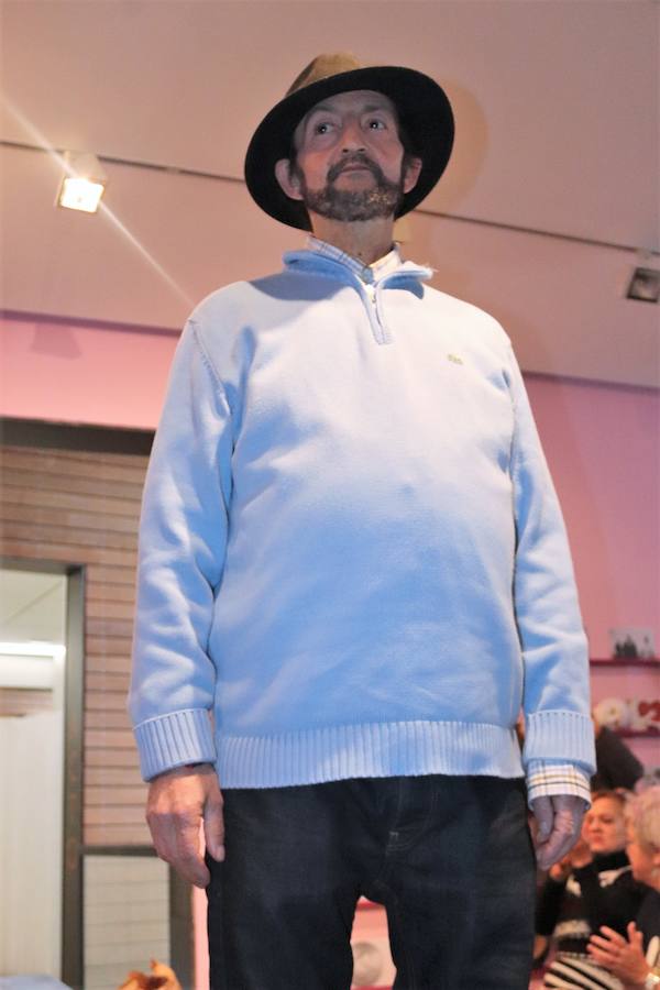 Seis alumnas de Educación Social de la UBU han organizado un desfile de ropa en el que los protagonistas han sido nueve personas sin hogar. Se trata de una metáfora, ya que para ellos las prendas de vestir es su refugio.