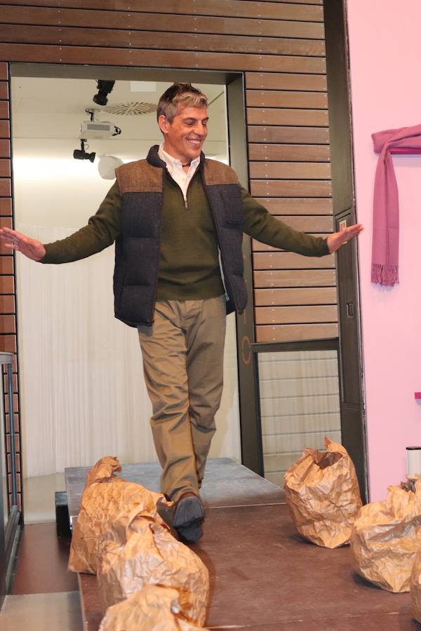 Seis alumnas de Educación Social de la UBU han organizado un desfile de ropa en el que los protagonistas han sido nueve personas sin hogar. Se trata de una metáfora, ya que para ellos las prendas de vestir es su refugio.