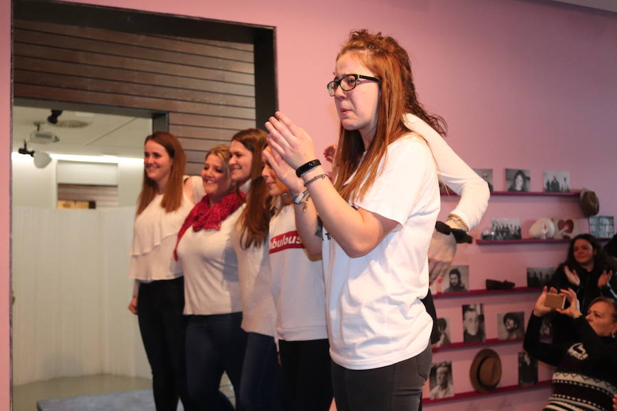 Seis alumnas de Educación Social de la UBU han organizado un desfile de ropa en el que los protagonistas han sido nueve personas sin hogar. Se trata de una metáfora, ya que para ellos las prendas de vestir es su refugio.