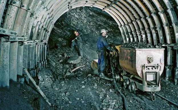 Dos mineros en el Pozo de las Cuevas de Uminsa, en Velilla del Río Carrión. 