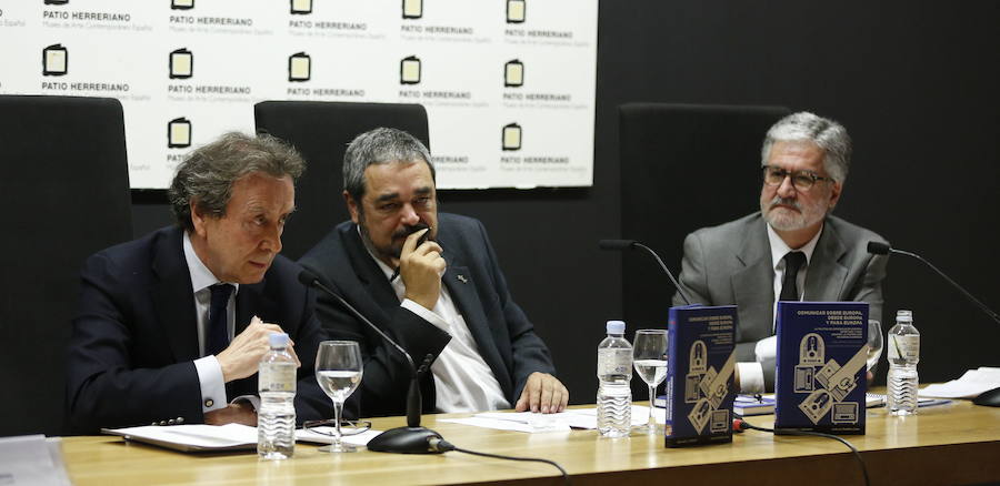 Con el consejero de la Presidencia, José Antonio de Santiago-Juárez, y el director de El Norte de Castilla, Carlos Aganzo, cuando era presidente de la Fundación Iberdrola. En el Patio Herreriano, durante el debate sobre la Union Europea en el Aula de Cultura del diario, en noviembre de 2014.