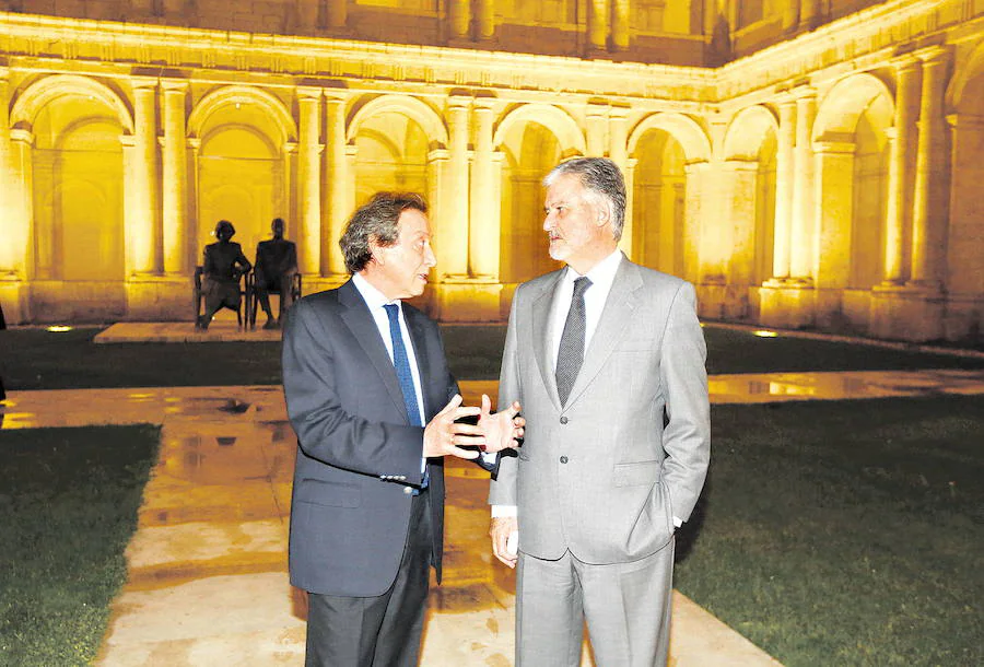 Con el consejero de la Presidencia, José Antonio de Santiago-Juárez, cuando era presidente de la Fundación Iberdrola. En el Patio Herreriano, antes del debate sobre la Union Europea en el Aula de Cultura de El Norte de Castilla, en noviembre de 2014.