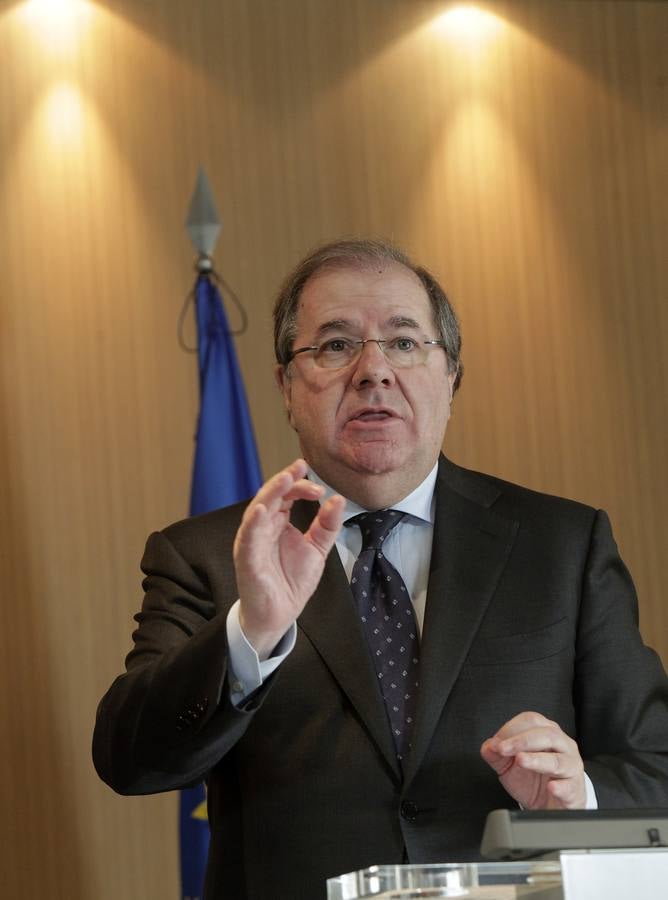 El encuentro entre Juan Vicente Herrera, Alberto Núñez Feijóo y Javier Fernández se concretó, entre otros acuerdos, en «una colaboración más intensa en los operativos contra incendios, con una mejora en los protocolos, un marco formativo común y diseñando un sistema común de emergencias contra incendios forestales»