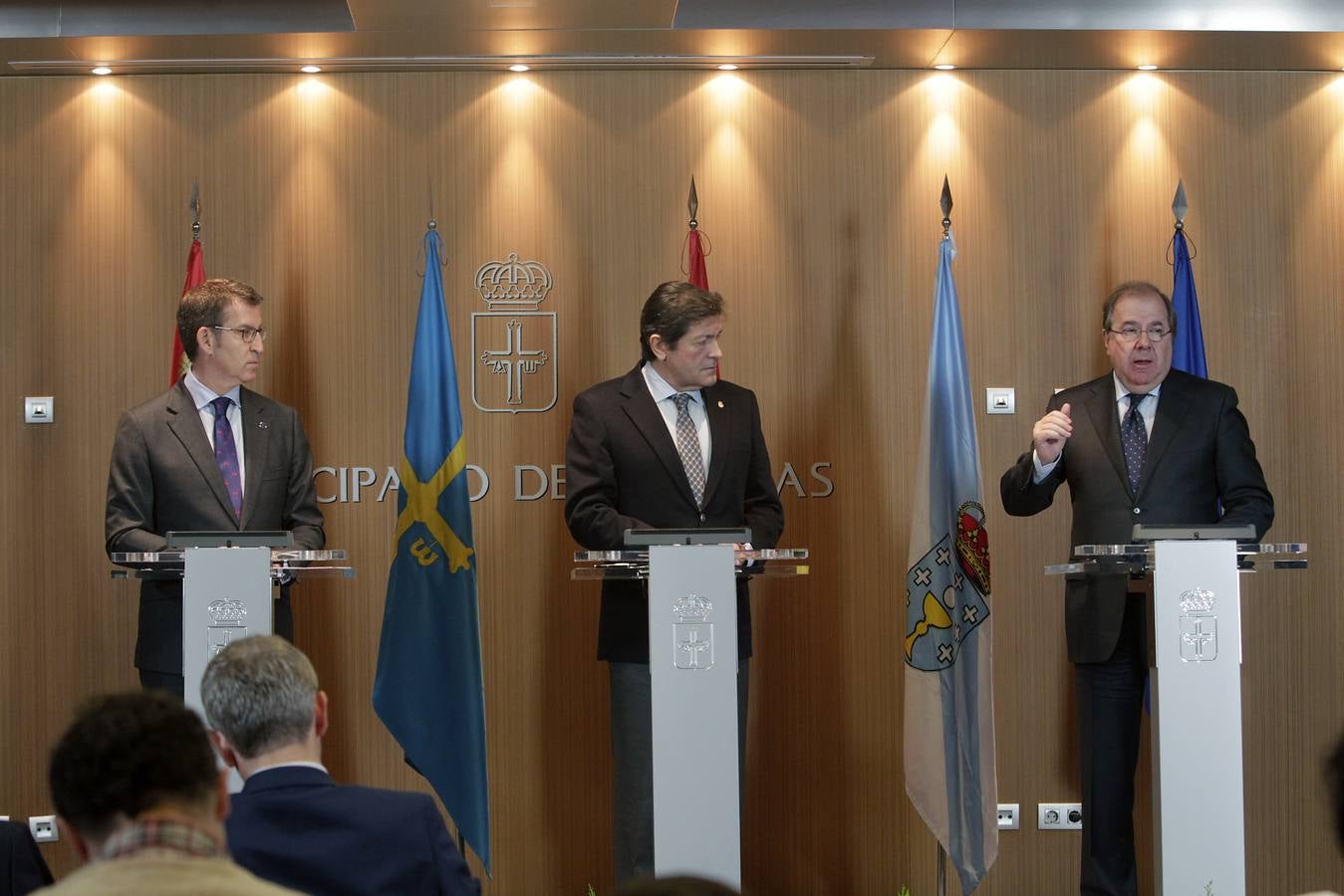 El encuentro entre Juan Vicente Herrera, Alberto Núñez Feijóo y Javier Fernández se concretó, entre otros acuerdos, en «una colaboración más intensa en los operativos contra incendios, con una mejora en los protocolos, un marco formativo común y diseñando un sistema común de emergencias contra incendios forestales»