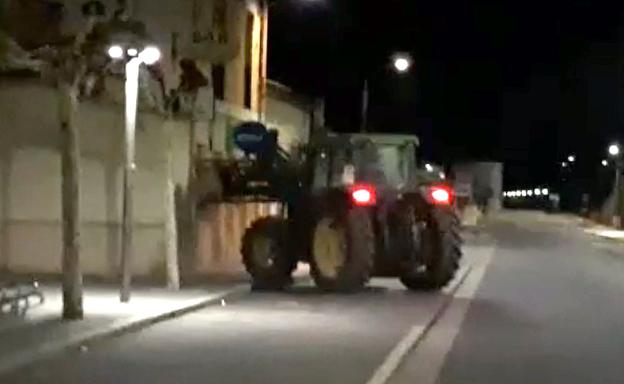 El tractor destroza la puerta del bar Redondo, en la travesía de Quintanilla. 