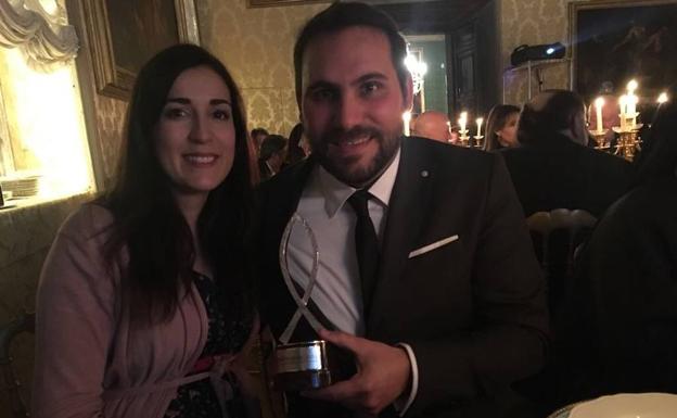 María Esparcia y Pablo Moreno muestran el premio Mirabile Dictu recogido en Roma.