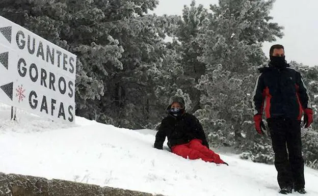 Dos personas disfrutan de la nieve el pasado sábado en la provincia de Segovia.