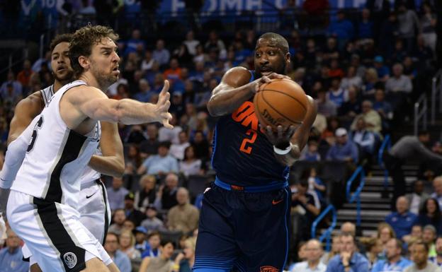 Pau GAsol defiende a Raymond Felton, de los Thunder. 