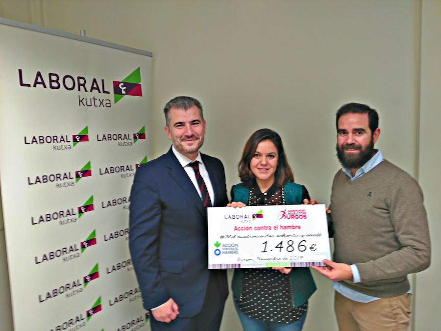 La representante de Acción contra el hambre ha recibido el cheque