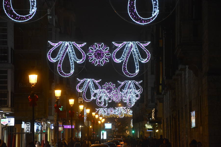Las calles de la ciudad ya tienen las luces navideñas encendidas. Esta iluminación se mantiene hasta después de Reyes. 