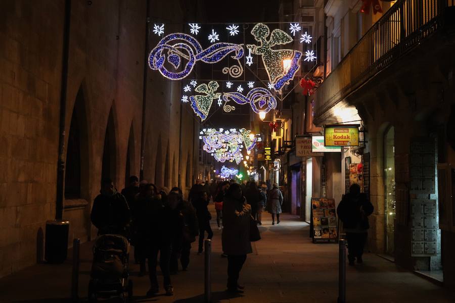 Las calles de la ciudad ya tienen las luces navideñas encendidas. Esta iluminación se mantiene hasta después de Reyes. 