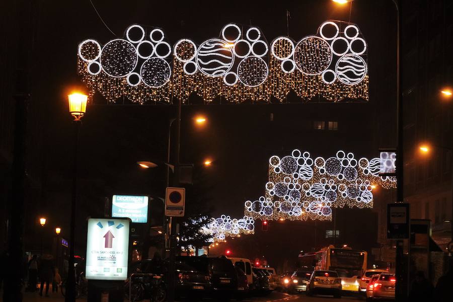 Las calles de la ciudad ya tienen las luces navideñas encendidas. Esta iluminación se mantiene hasta después de Reyes. 