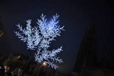 Las calles de la ciudad ya tienen las luces navideñas encendidas. Esta iluminación se mantiene hasta después de Reyes. 